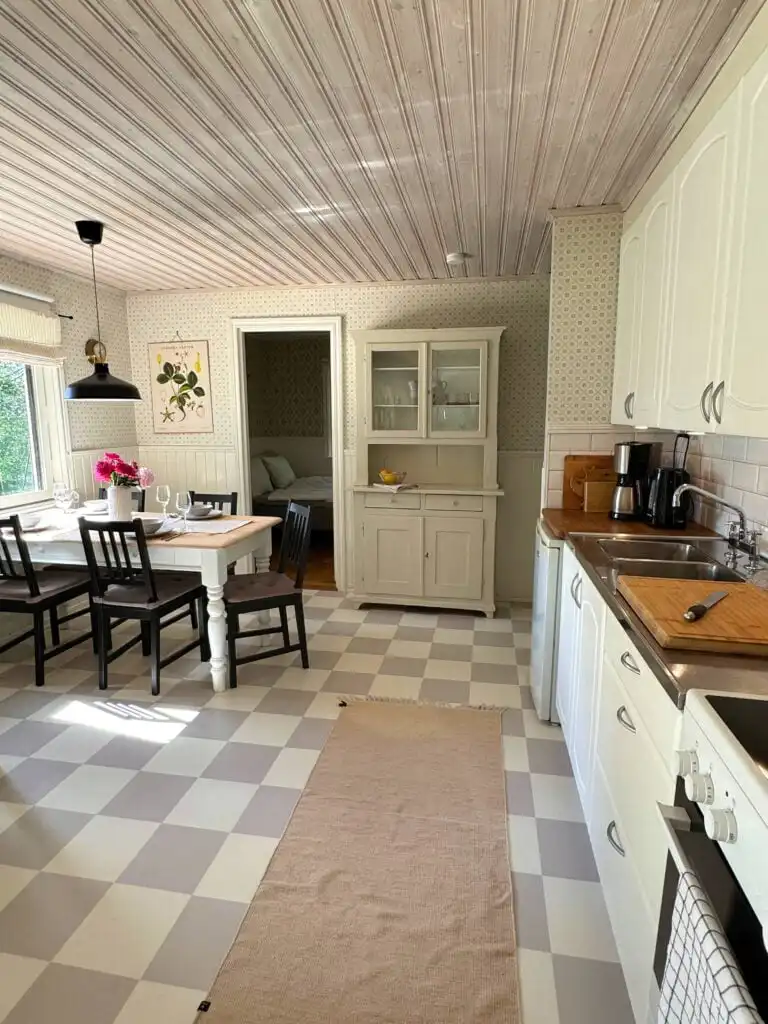 Helle Küche mit Essbereich im Hus Bjöksjöblick