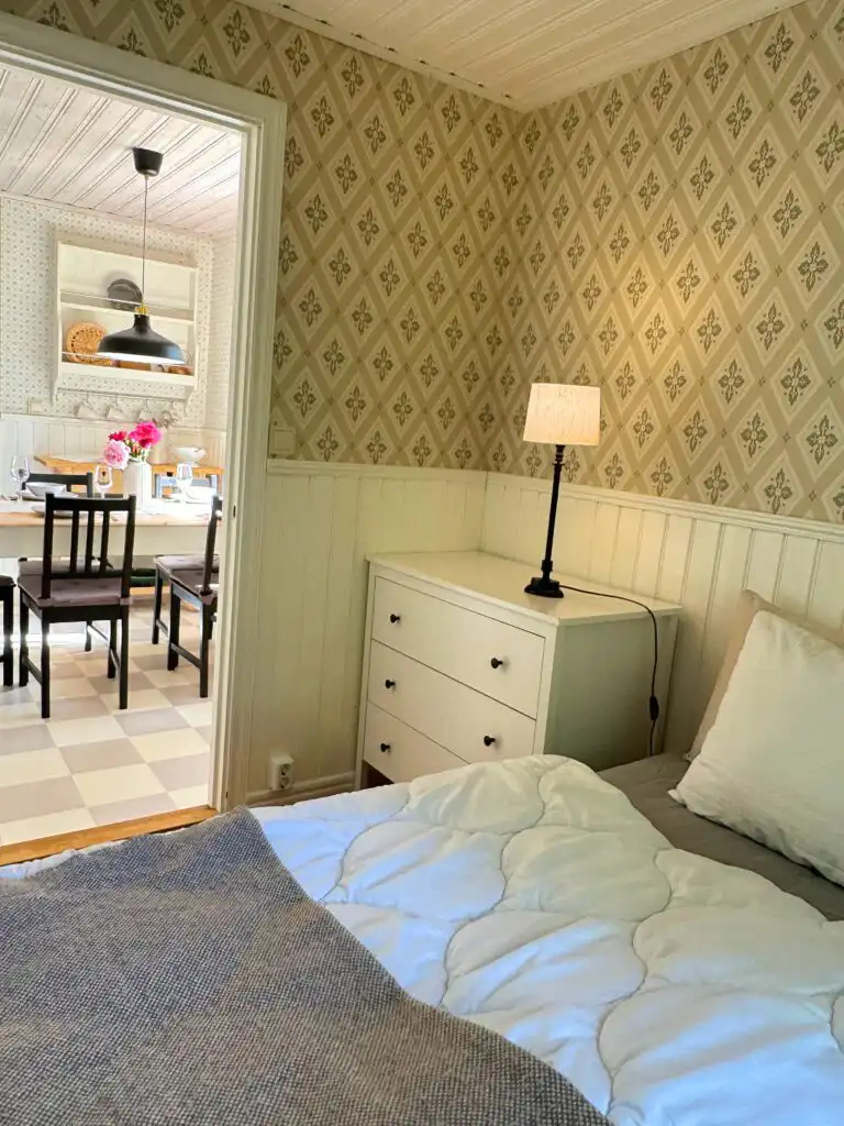 Schlafzimmer mit Doppelbett im Hus Bjöksjöblick