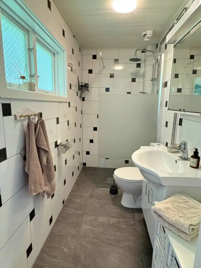 Modernes Badezimmer mit Dusche im Ferienhaus Hus Bjöksjöblick