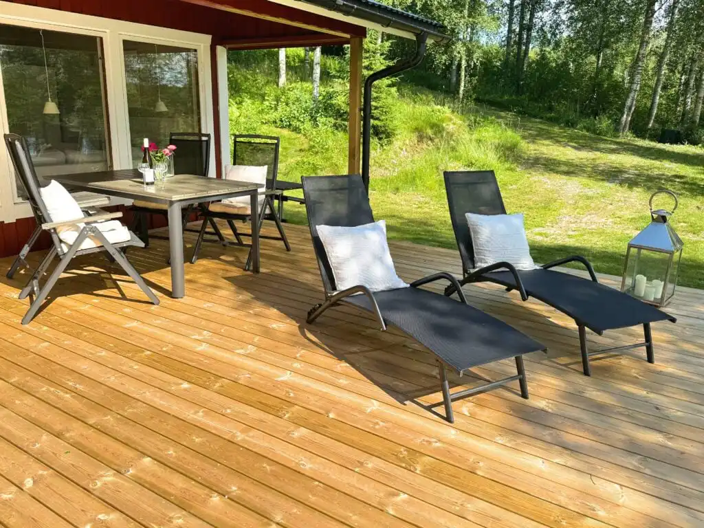 Große Terrasse mit Sonnenliegen am Hus Bjöksjöblick