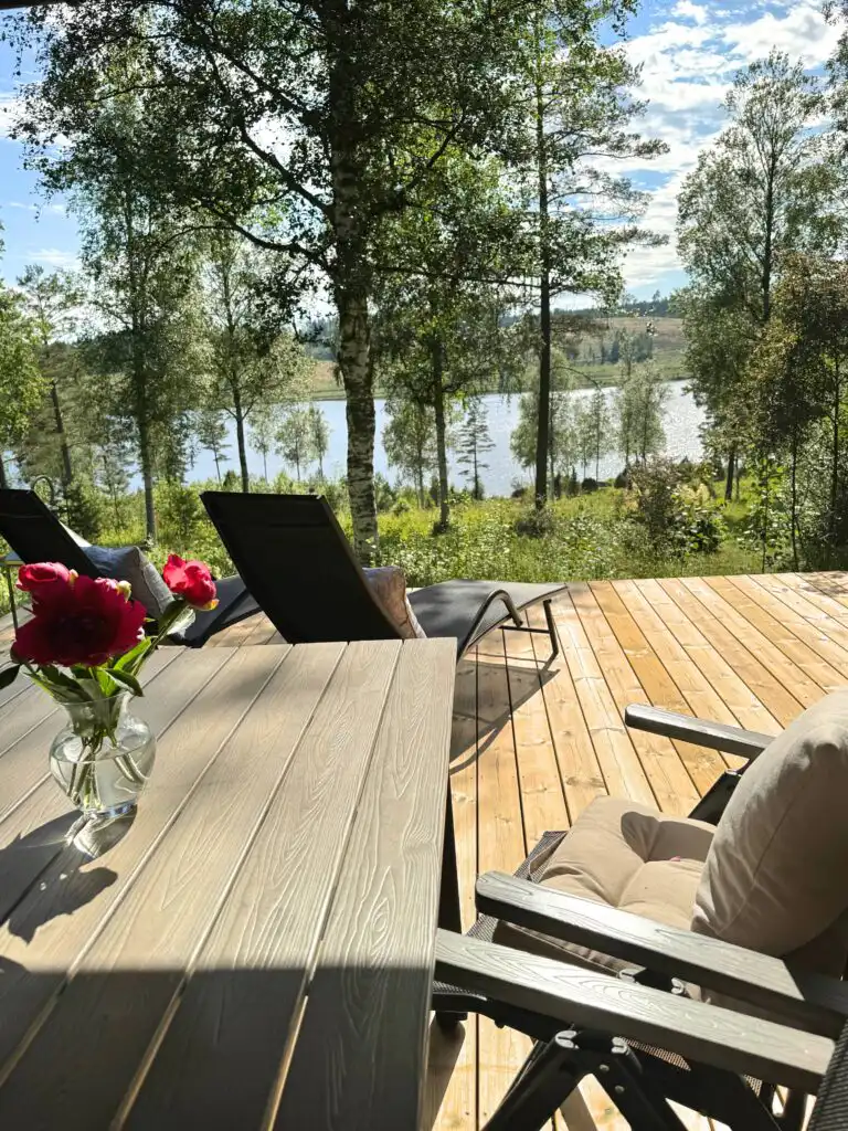 Terrasse mit Blick auf den See Bjöksjön