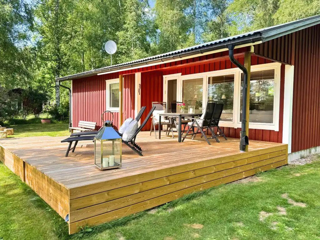 Außenbereich des Hus Bjöksjöblick mit großer Holzterrasse