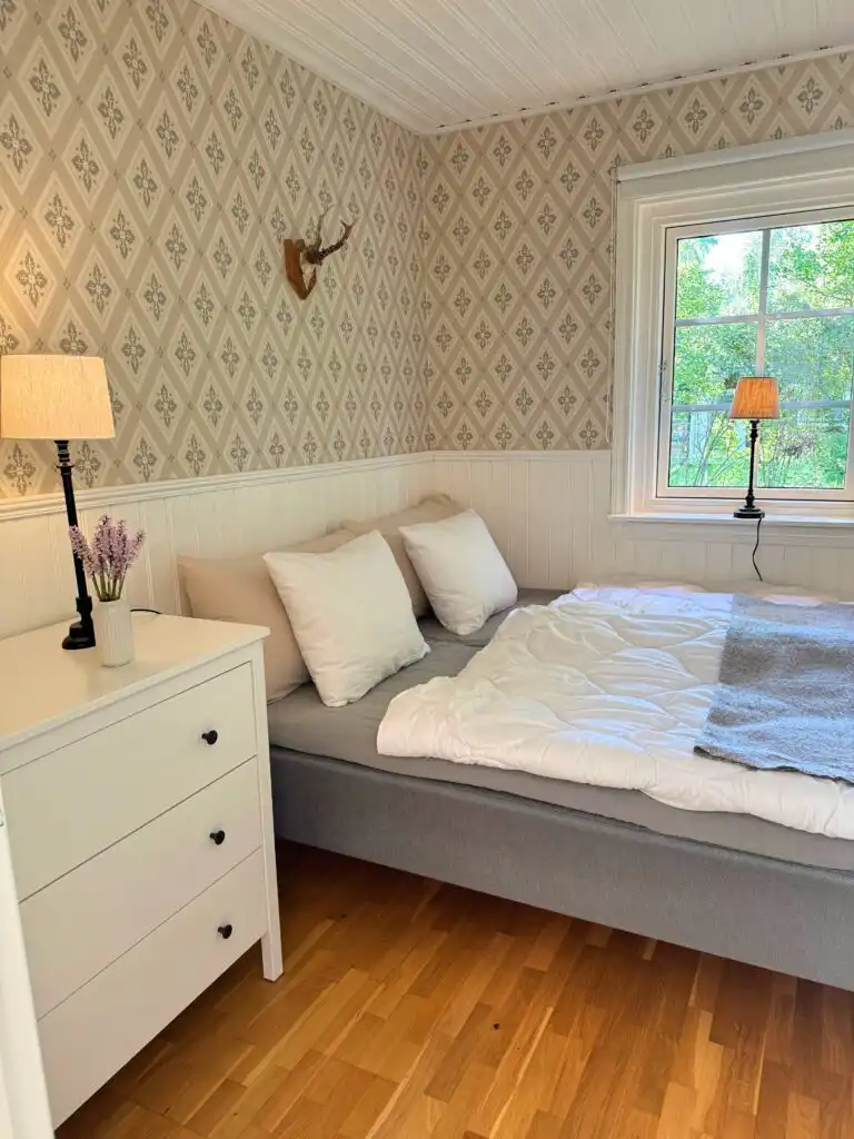Schlafzimmer mit Doppelbett im Hus Bjöksjöblick