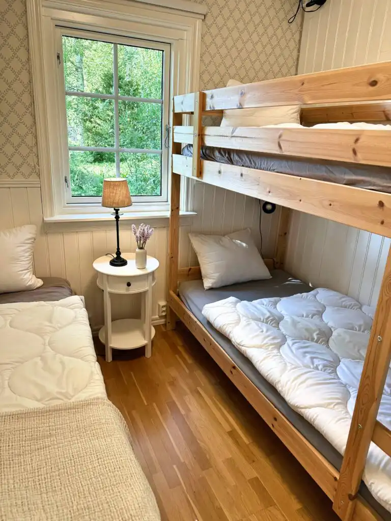Schlafzimmer mit Etagenbett im Hus Bjöksjöblick für Familien