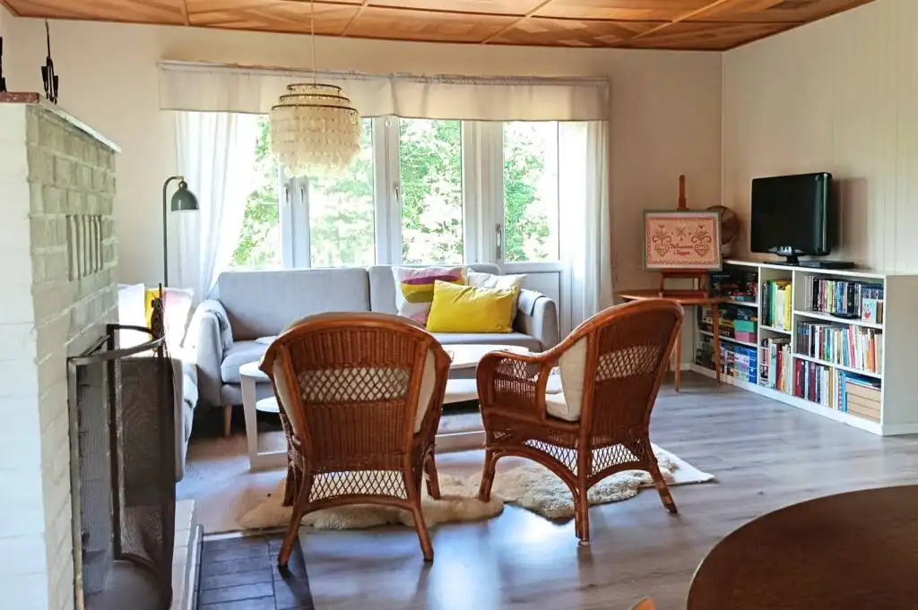 Wohnzimmer mit großen Fenstern im Solkullen i Kalvshult