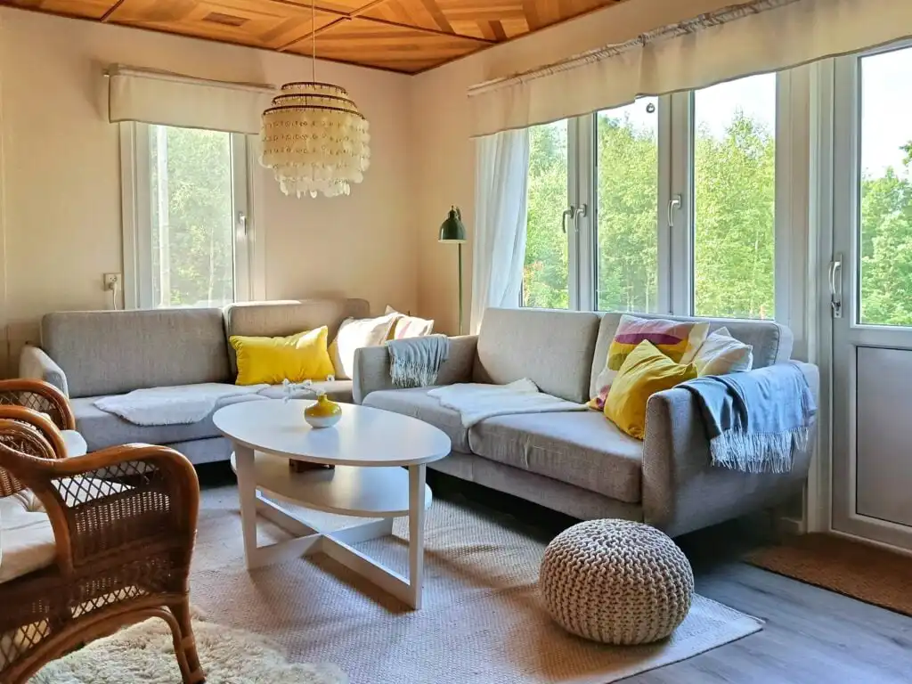Offener Wohnbereich mit Sofa im Ferienhaus Solkullen i Kalvshult