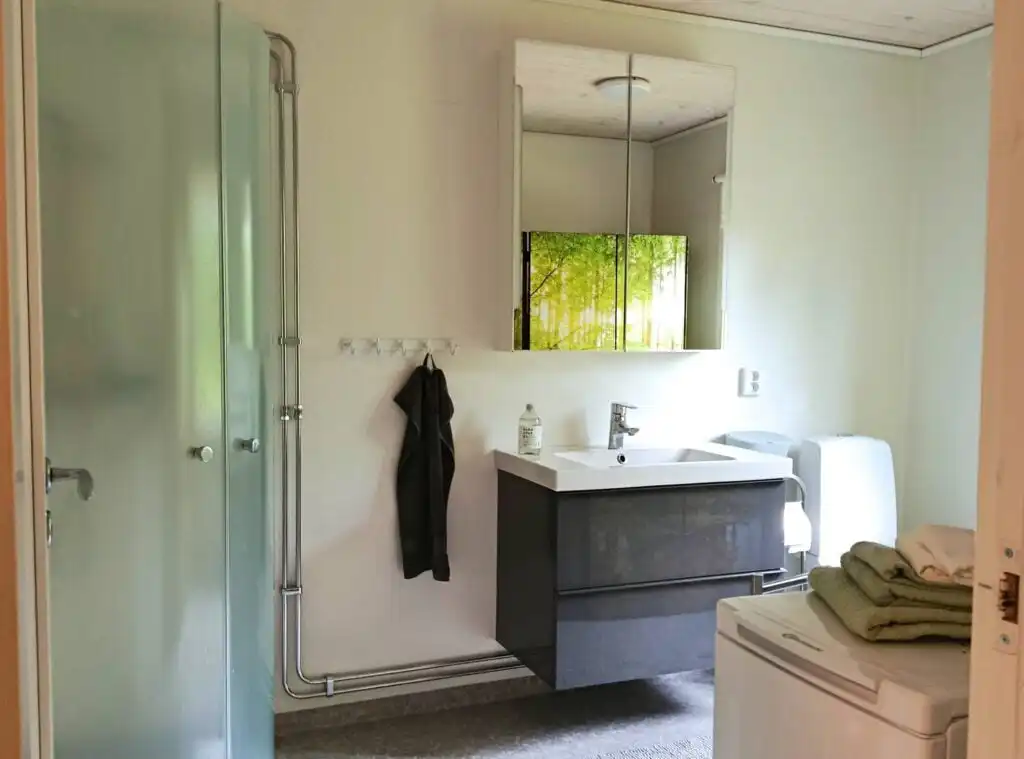 Modernes Badezimmer im Ferienhaus Solkullen i Kalvshult