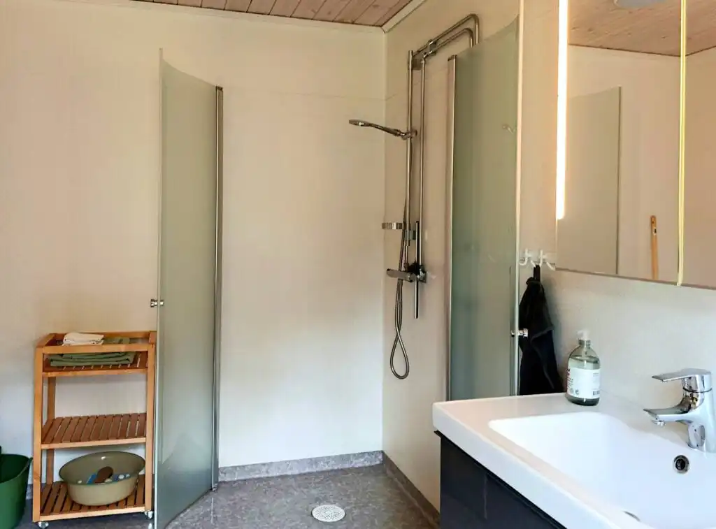 Badezimmer mit Dusche im Ferienhaus Solkullen i Kalvshult
