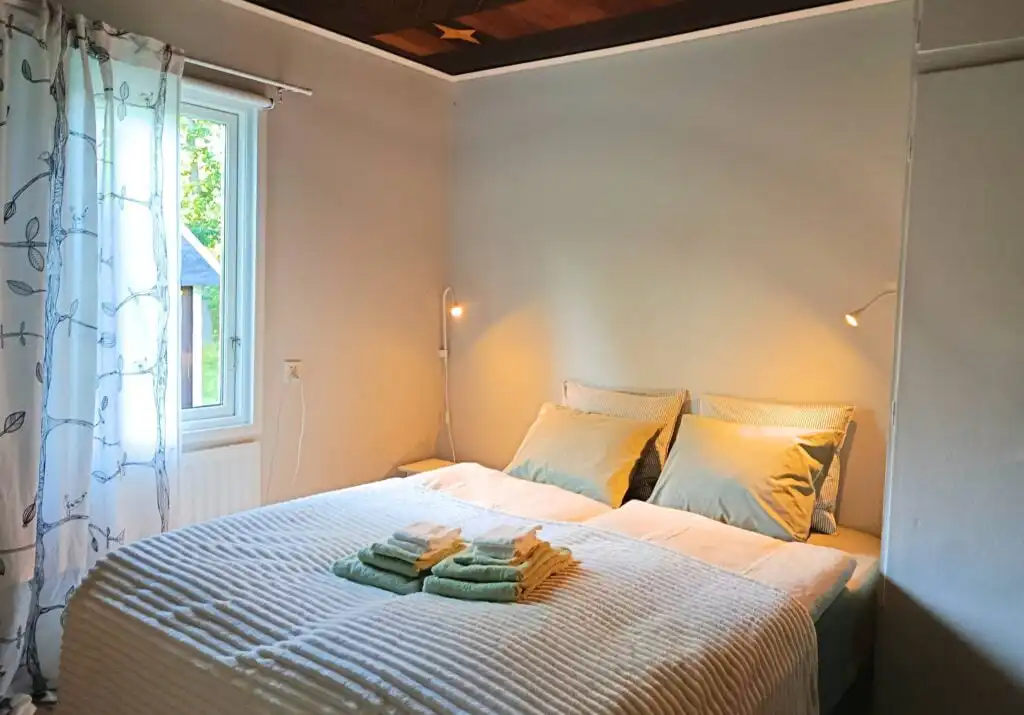 Schlafzimmer mit Doppelbett im Solkullen i Kalvshult
