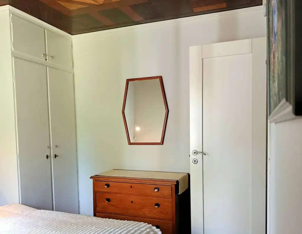 Schlafzimmer mit Kommode im Solkullen i Kalvshult