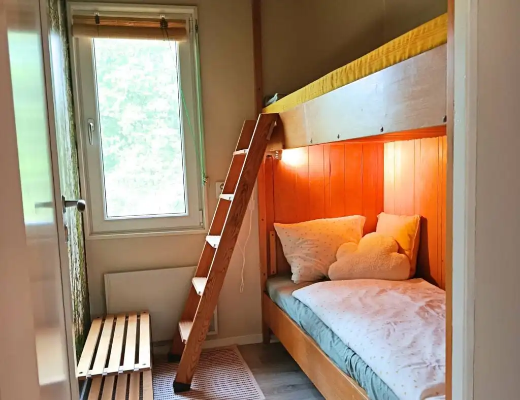 Kinderzimmer mit Etagenbett im Solkullen i Kalvshult
