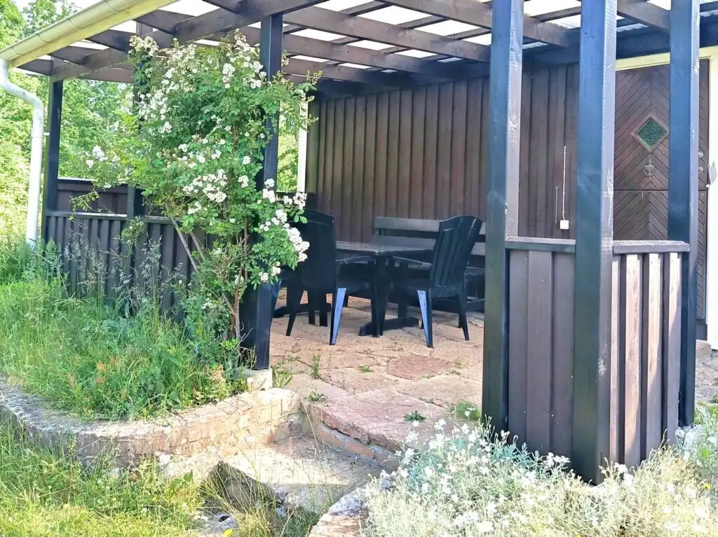 Überdachte Terrasse am Solkullen i Kalvshult mit Sitzbereich