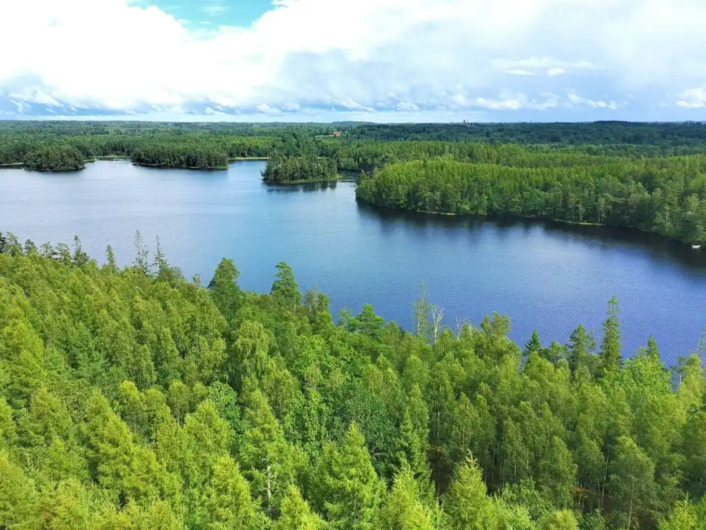 Der See Örsjön bei Kalvshult in Småland