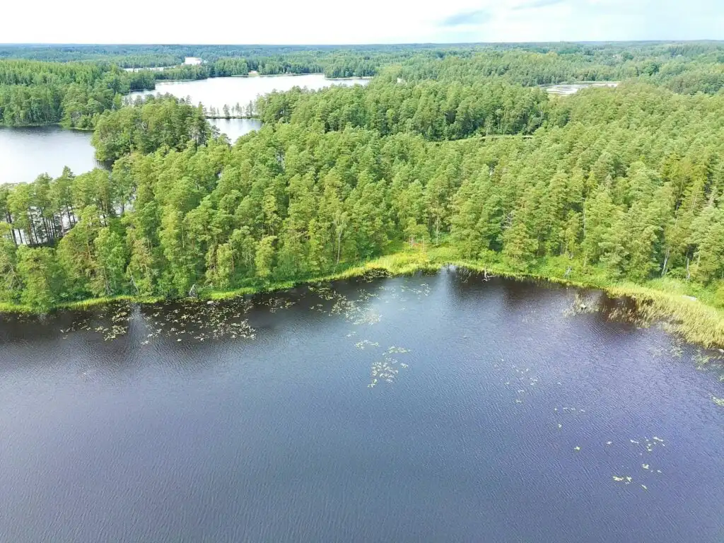 Luftaufnahme des Örsjön mit seinen kleinen Inseln