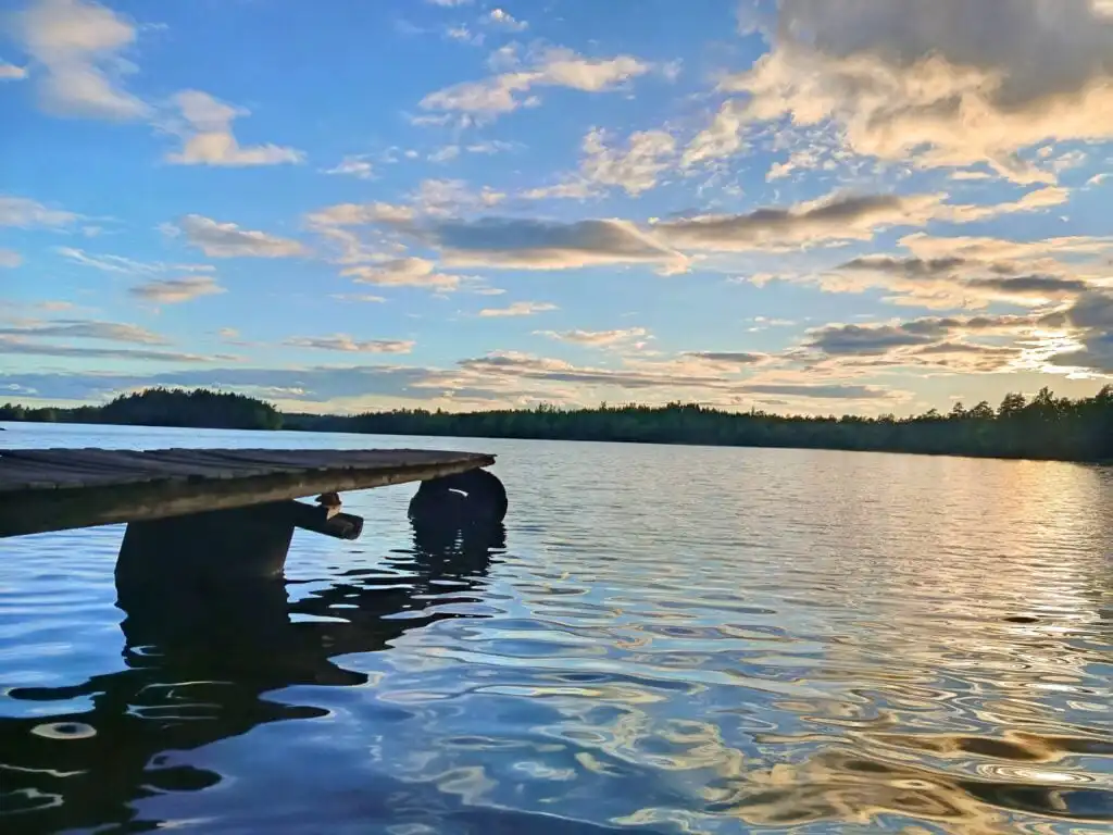 Steg am See Örsjön in der Nähe von Solkullen i Kalvshult
