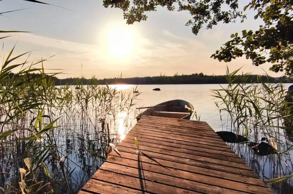 Holzsteg am See Örsjön bei Sonnenuntergang