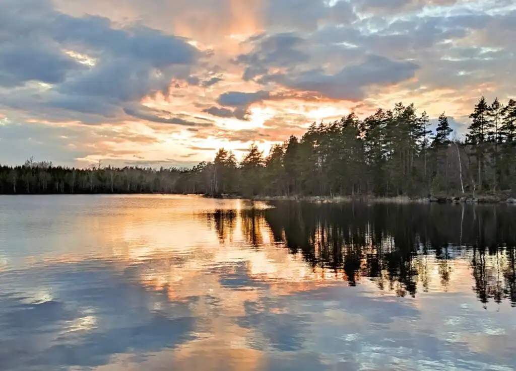 Abendstimmung am See Örsjön in der Nähe von Solkullen i Kalvshult