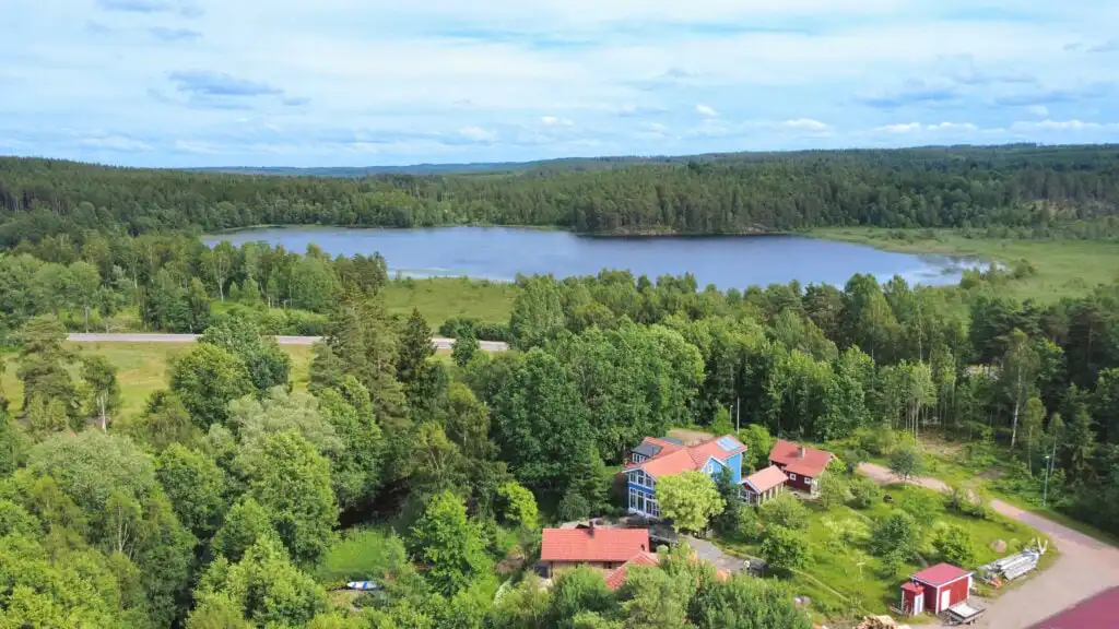 Luftaufnahme der Fjällstugan am See Östra Lägern in Ydre