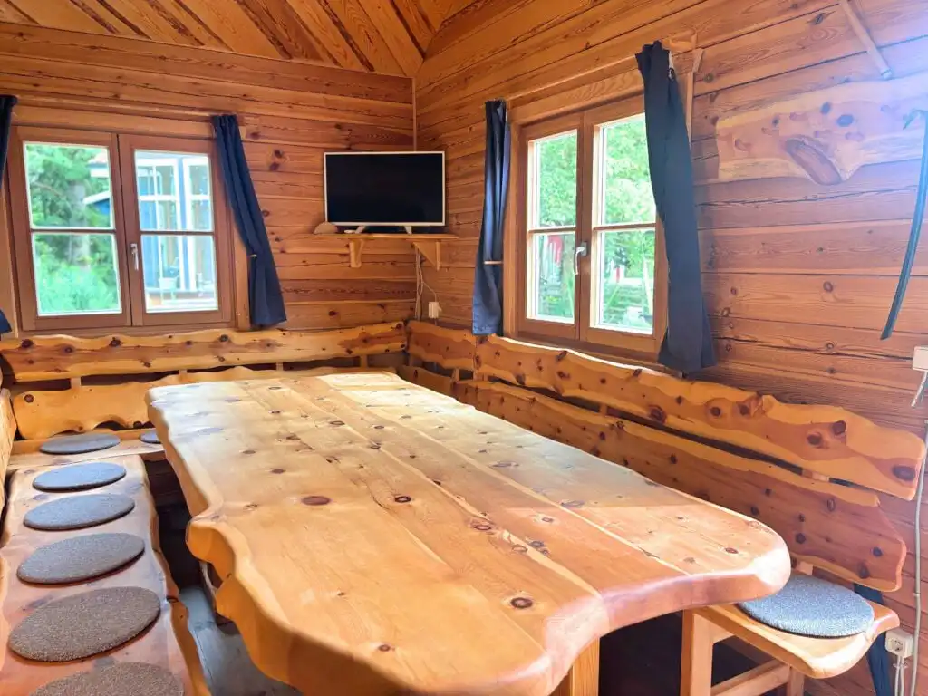 Essbereich mit Zirbelholztisch in der Fjällstugan