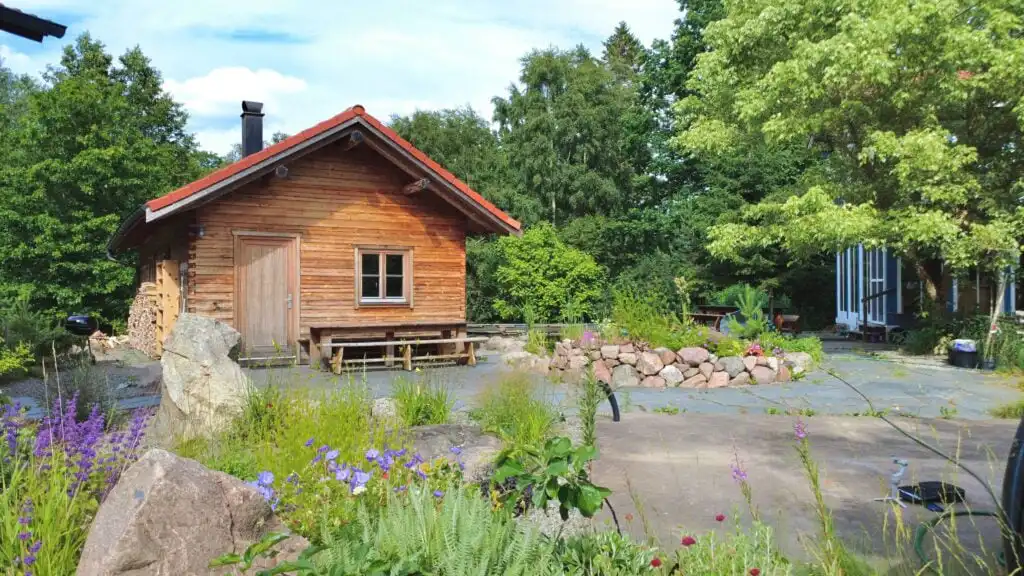 Außenansicht der Fjällstugan im Tiroler Stil