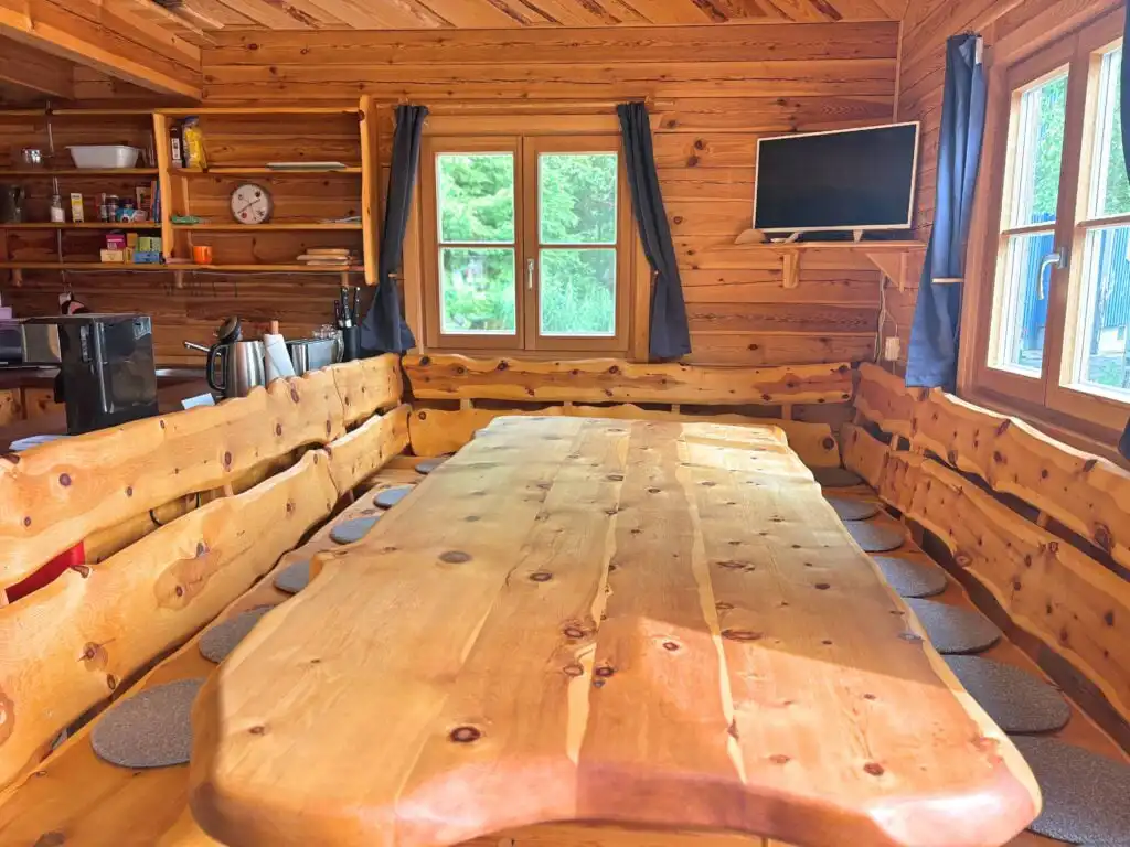 Gemütlicher Essbereich im Ferienhaus Fjällstugan