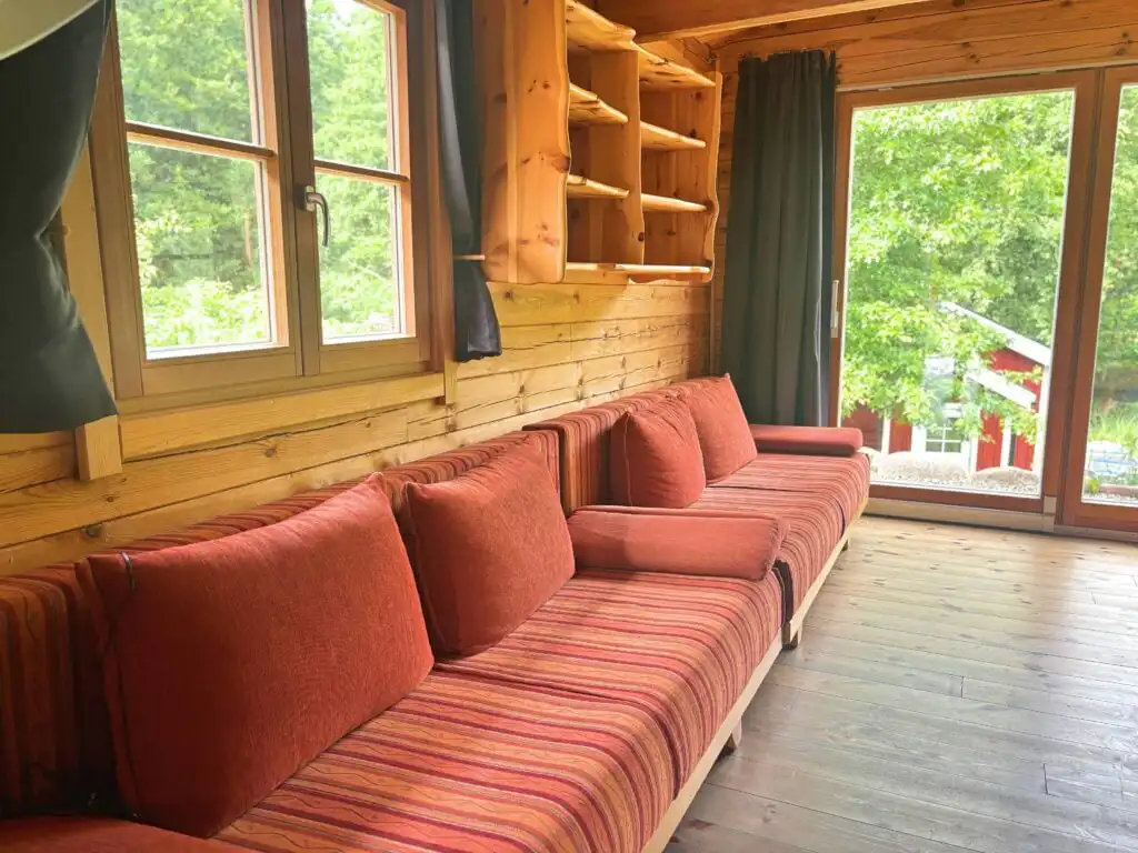 Wohnbereich mit großen Fenstern in der Fjällstugan
