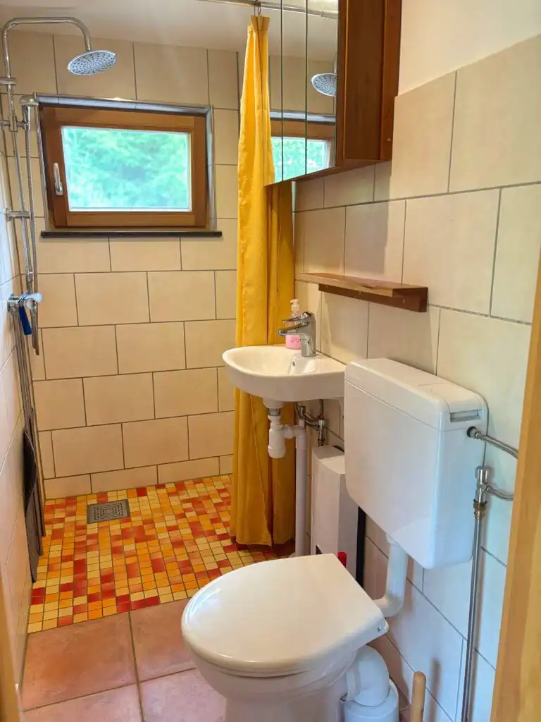 Badezimmer mit Dusche im Ferienhaus Fjällstugan