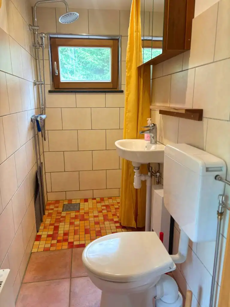Modernes Badezimmer der Fjällstugan in Ydre