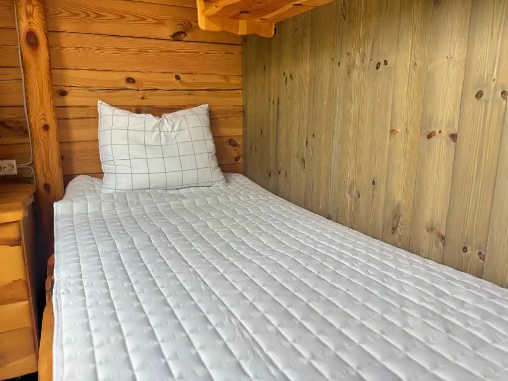 Schlafbereich mit Doppelbett in der Fjällstugan