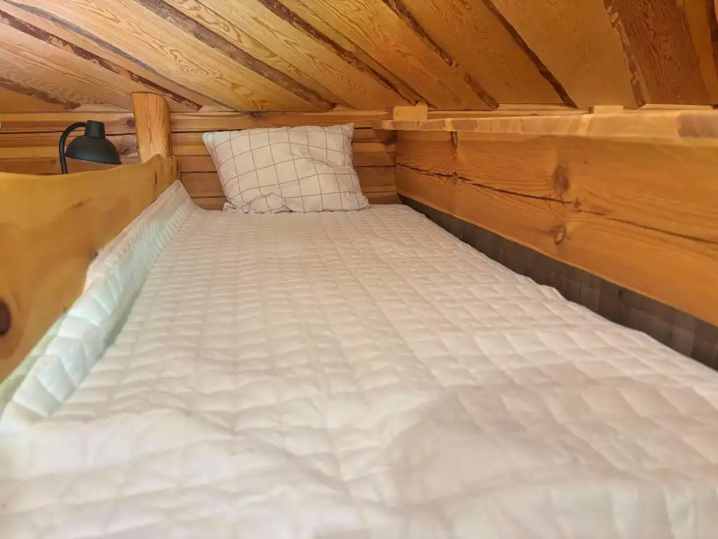 Gemütliches Doppelbett im Ferienhaus Fjällstugan