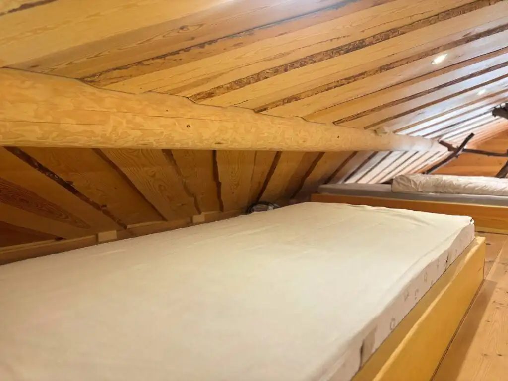 Schlafloft unter dem Holzdach der Fjällstugan