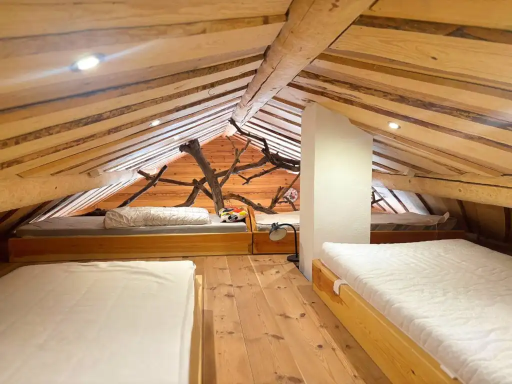 Rustikales Schlafloft im Ferienhaus Fjällstugan