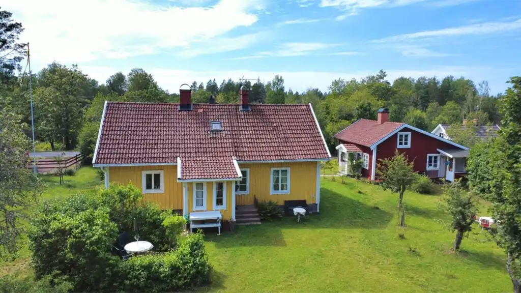 Fina Bohult Landhus mit zwei Ferienhäusern und großem Garten