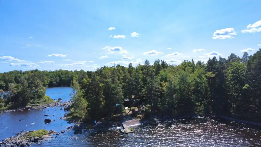 Felsige Insel und Natur am Allgunnen bei Tiny Rosö