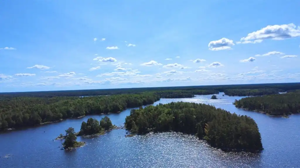 Luftaufnahme der Insel von Tiny Rosö im Allgunnen in Småland