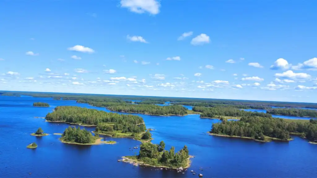 Luftaufnahme vom Allgunnen mit Inseln bei Tiny Rosö in Småland