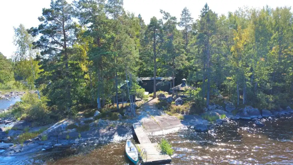 Natur und felsiges Ufer auf der Insel von Tiny Rosö