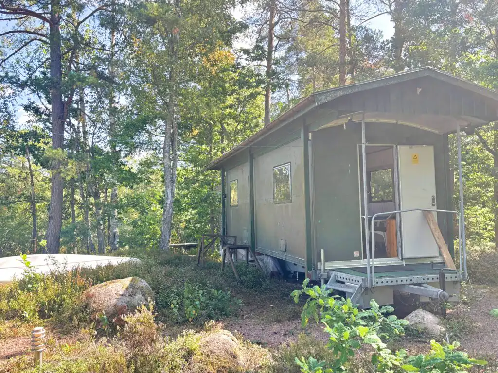 Einfache Naturhütte Tiny Rosö auf eigener Insel in Småland
