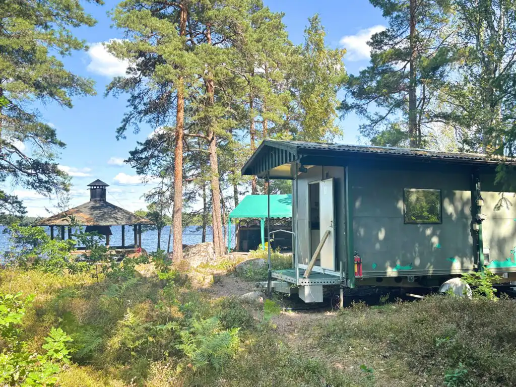 Tiny Rosö Off-Grid-Hütte auf eigener Insel im Allgunnen