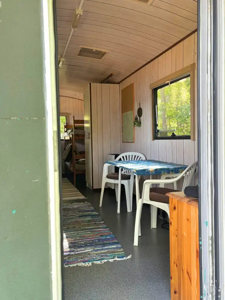 Einfacher Essbereich in der Off-Grid-Hütte Tiny Rosö