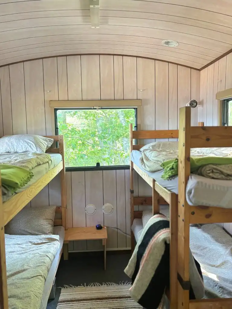 Etagenbetten in der einfachen Naturhütte Tiny Rosö in Småland