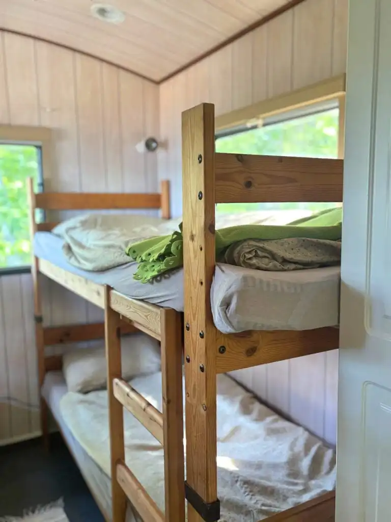 Etagenbett für Gäste in der Off-Grid-Hütte Tiny Rosö