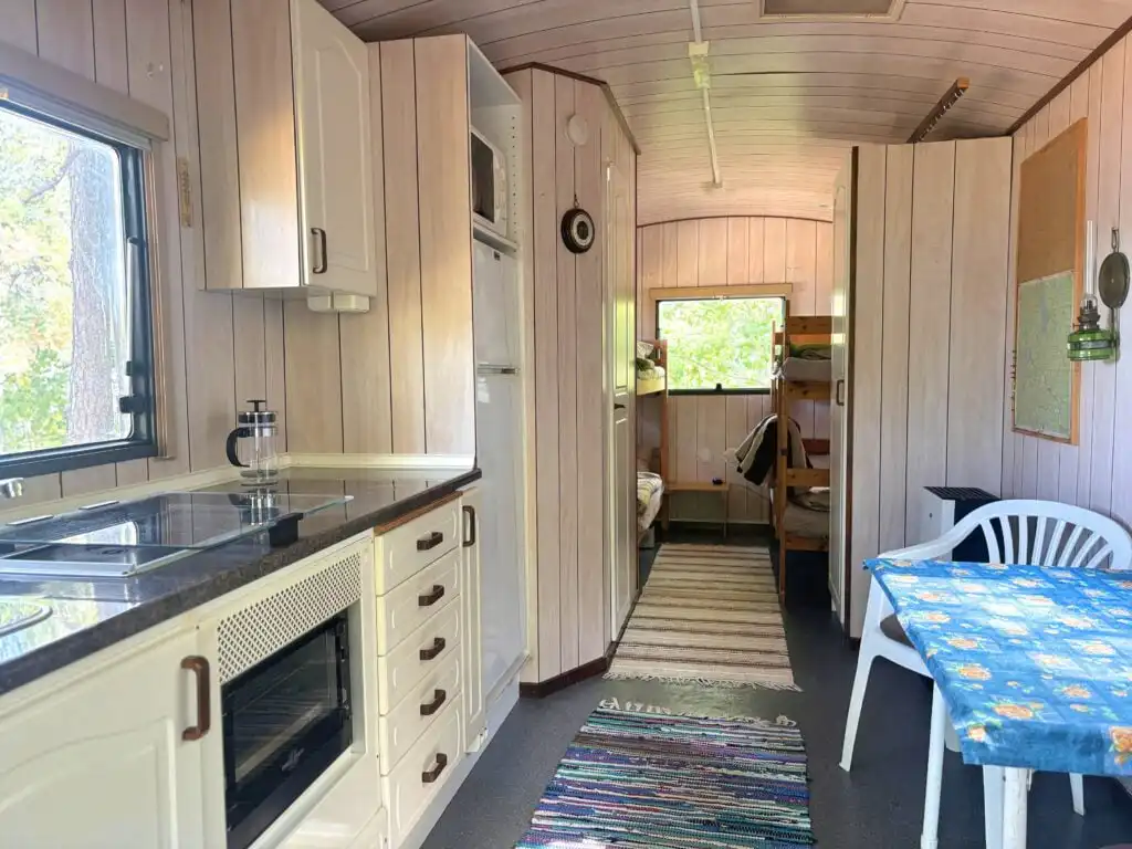 Einfache Küche mit Gaskocher in Tiny Rosö auf der Insel