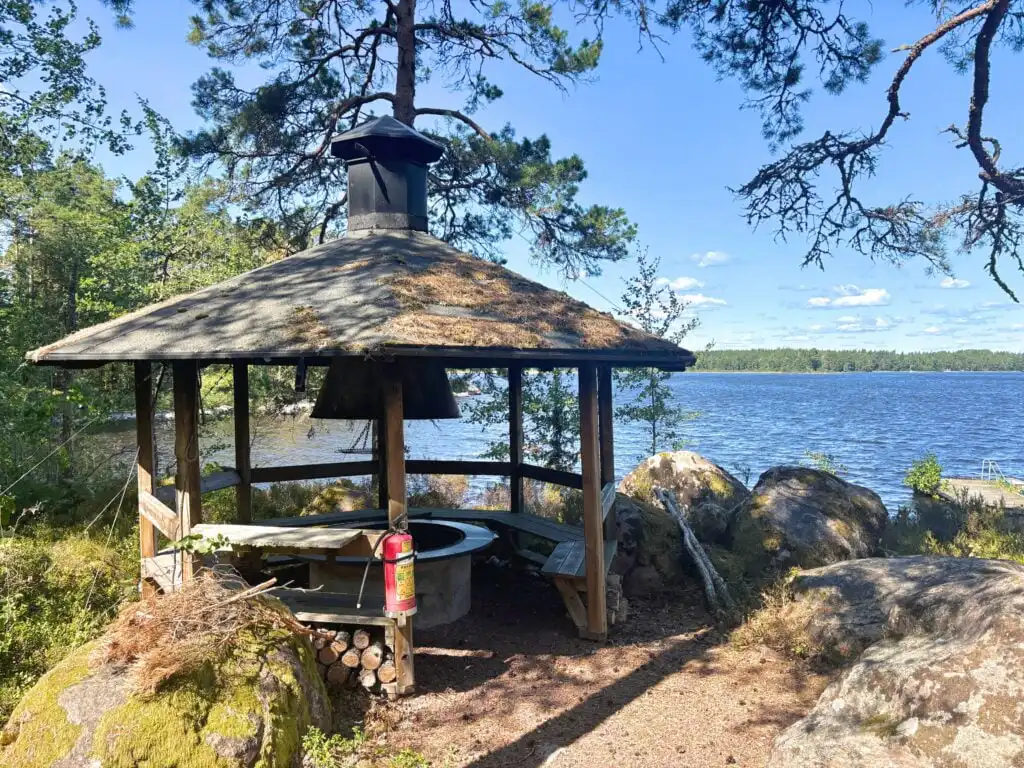 Überdachte Terrasse von Tiny Rosö mitten in der Natur Smålands
