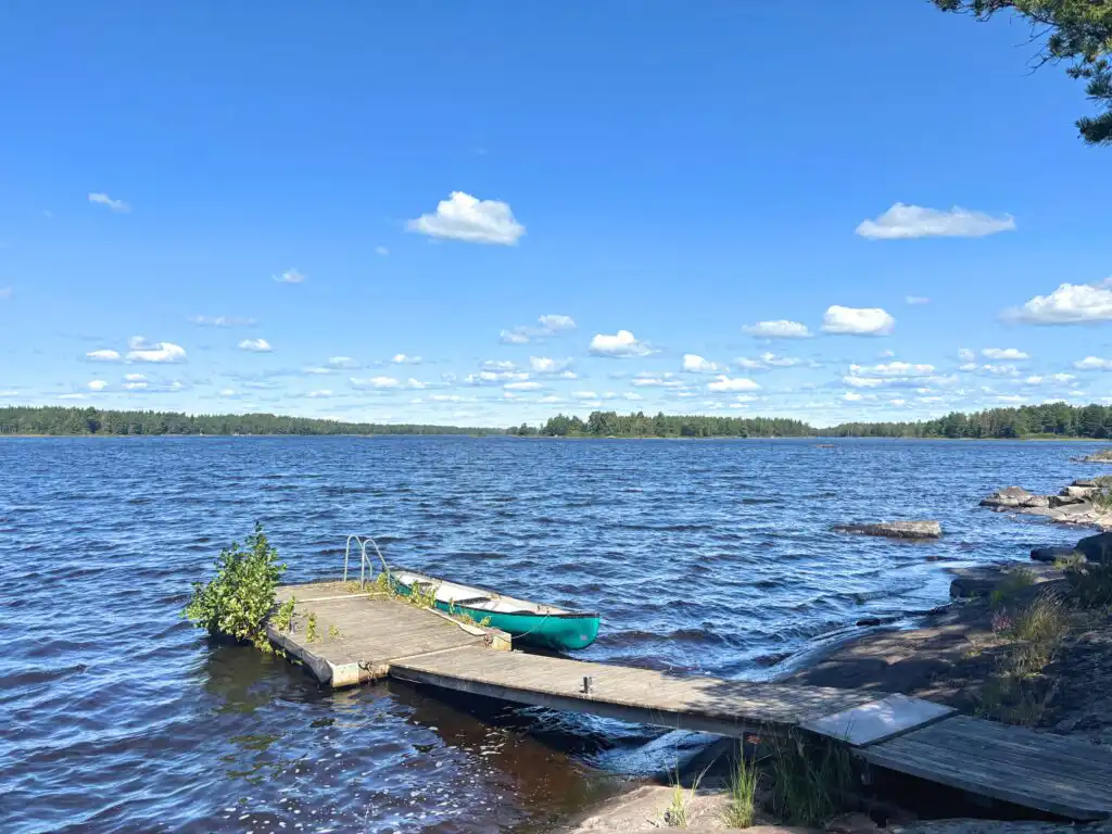 Kanuanlegestelle auf der Insel von Tiny Rosö am Allgunnen