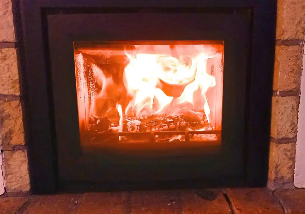 Gemütlicher Kamin im Ferienhaus Hus Fågelfors