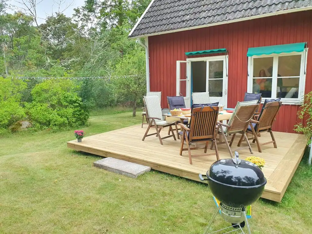 Holzterrasse mit Grill am roten Schwedenhaus Hus Fågelfors