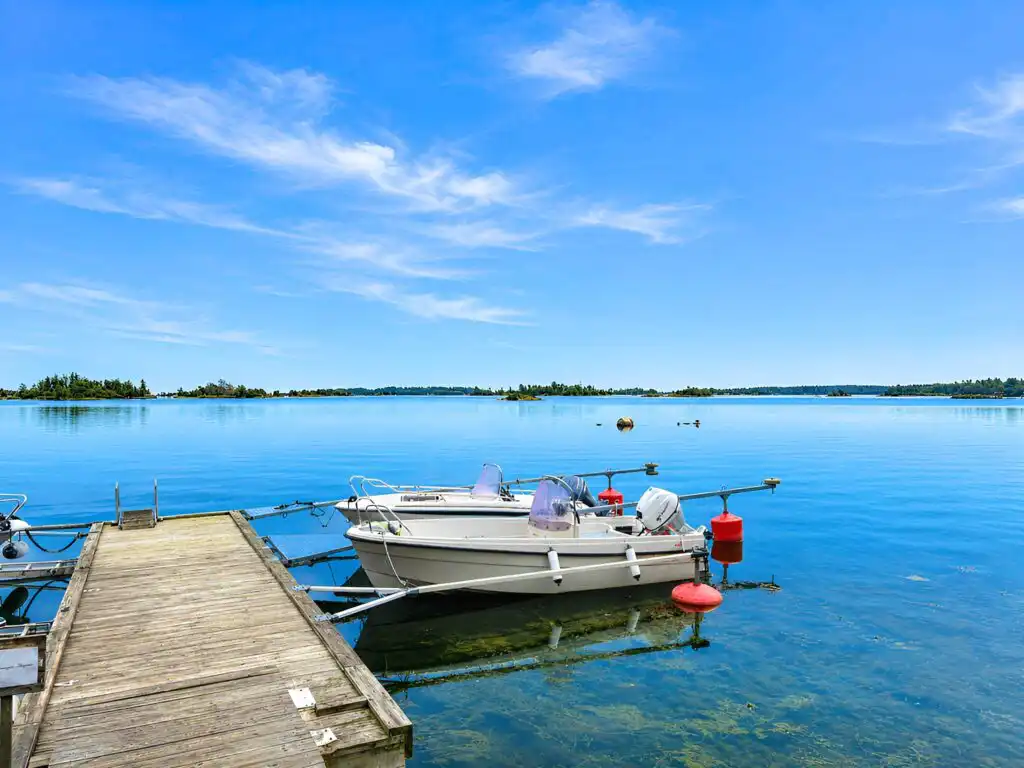 Bootsanleger mit Blick auf die Ostsee bei Blå Havet in Småland