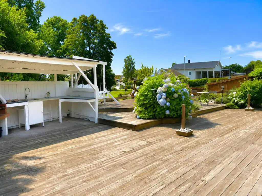 Große Terrasse und Garten am Ferienhaus Blå Havet
