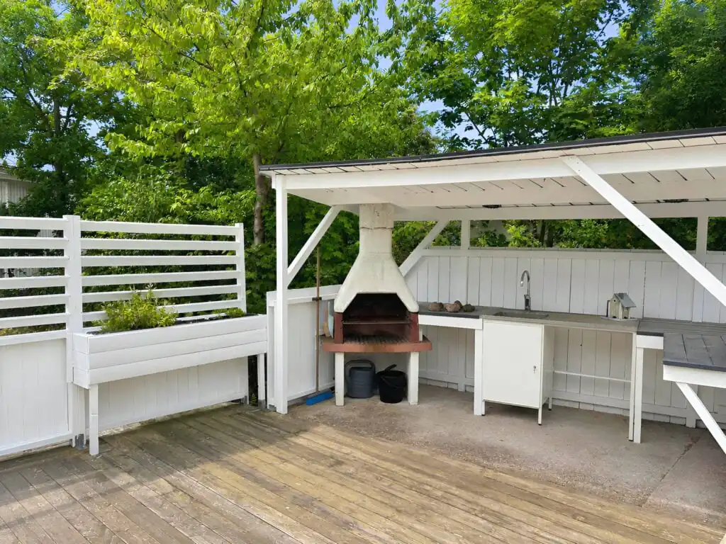 Außenküche mit Grillbereich auf der Terrasse von Blå Havet